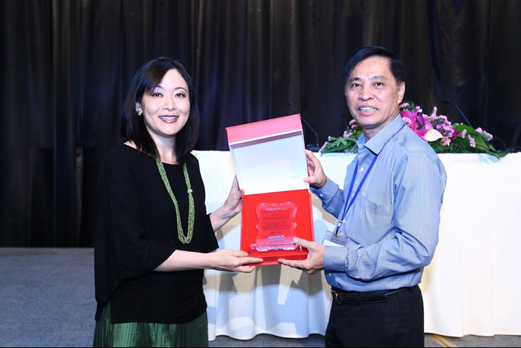 Dr. Ly Penh Sun with TREAT Asia Director Dr. Annette Sohn in 2015